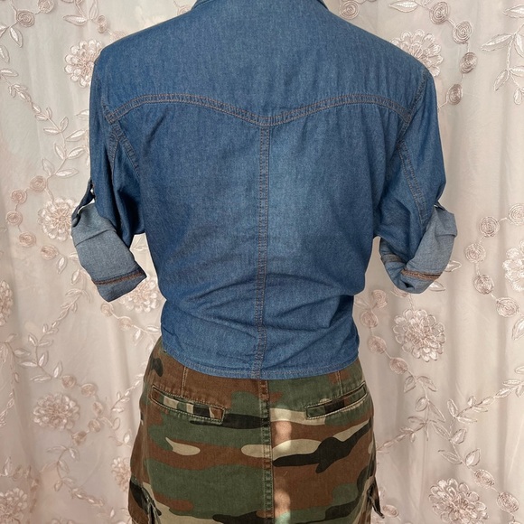 Zara sz M, light denim colored button-down, cropped blouse. - Picture 8 of 14